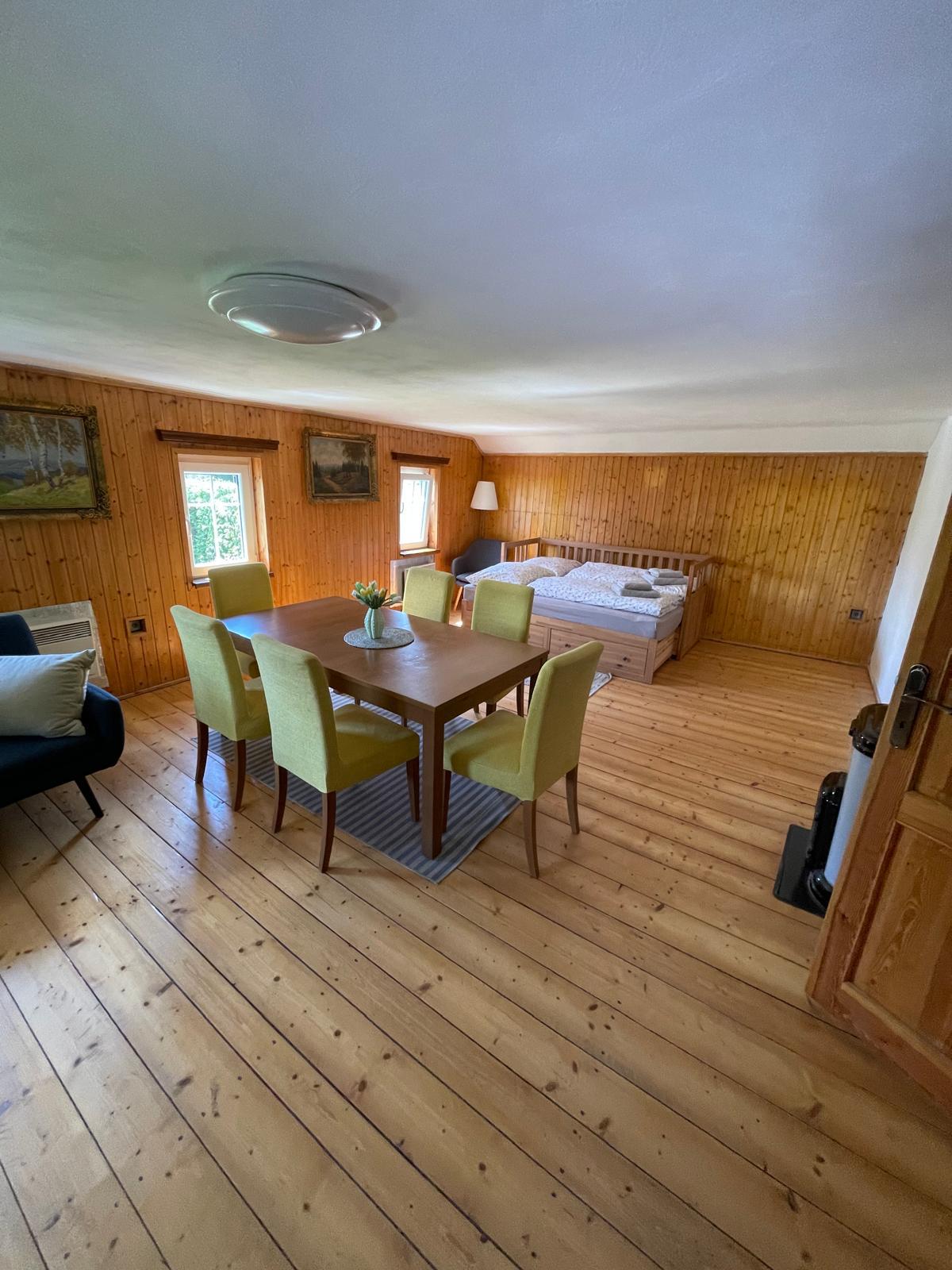 Jídelní stůl s posezením