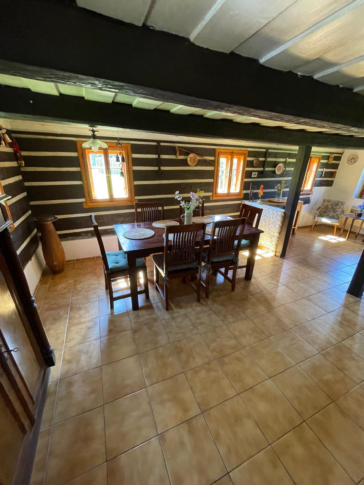 Pohled do světnice na jídelní stůl