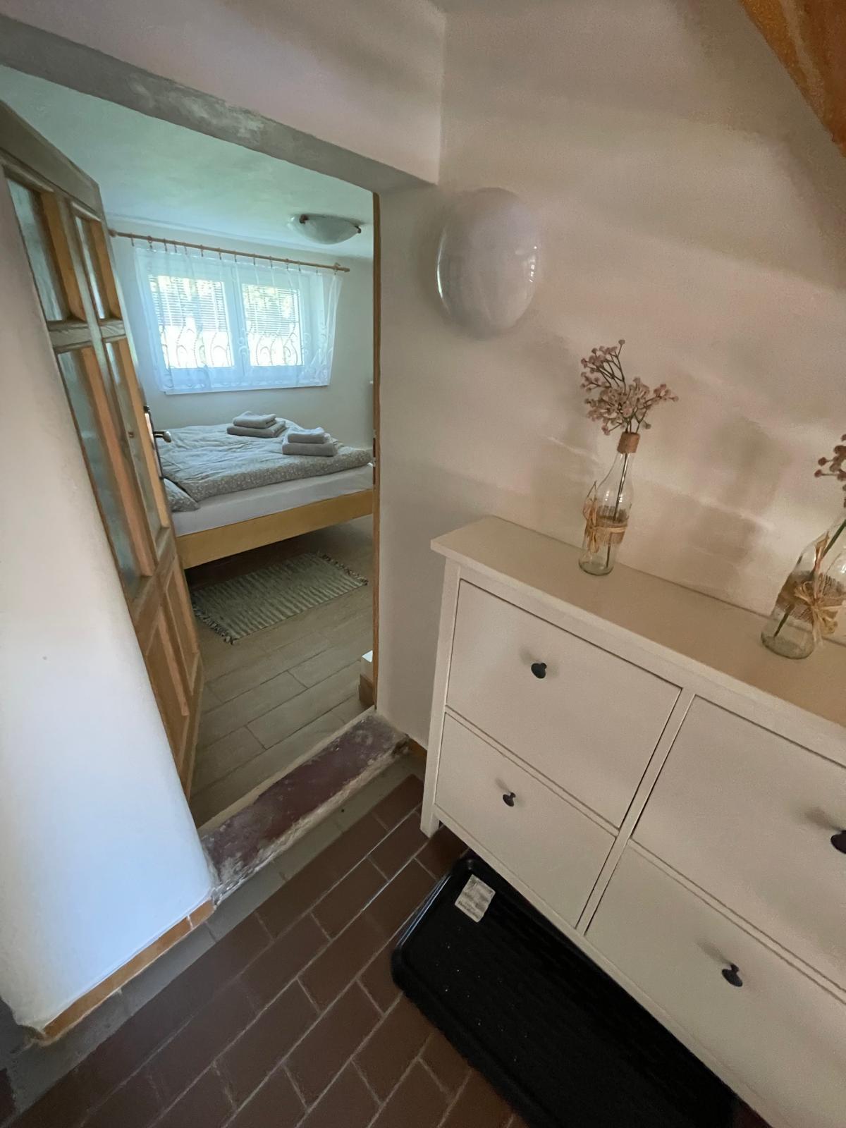 Pohled z chodby do ložnice